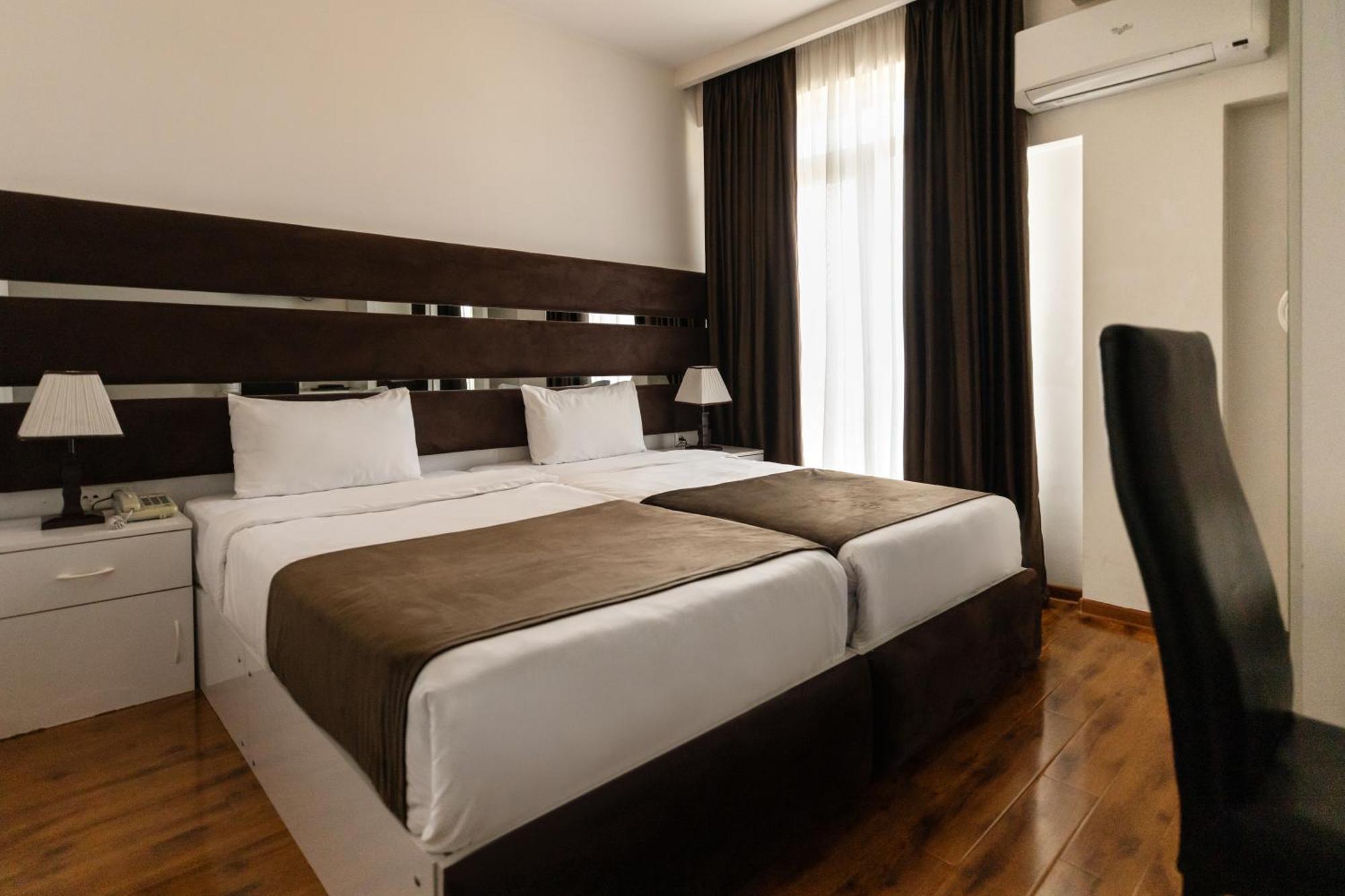 Hotel Grand Palace Tiflis Habitación foto